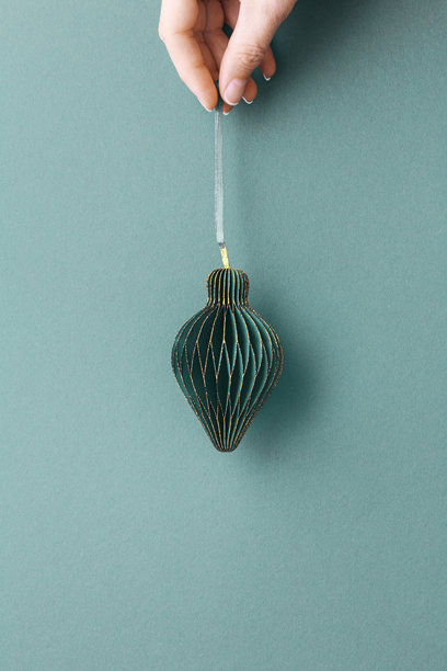 简约的俯视绿色青色圣诞纸灯，垂直背景，留白，生动的树饰带有金色闪光。圣诞快乐和新年假期，具有美感的冬季节日照片。图片下载