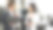 在现代汽车经销商处，顾客在购买前仔细检查一辆流线型汽车。这张照片传达了舒适与科技的氛围，吸引了当今的汽车爱好者。图片下载