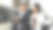 在现代汽车经销商处，顾客在购买前仔细检查一辆流线型汽车。这张照片传达了舒适与科技的氛围，吸引了当今的汽车爱好者。图片下载