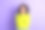 紫色背景下，穿着绿色时尚针织毛衣的可爱女学生，波浪卷发，惊讶地捂着脸颊的肖像照片。图片下载