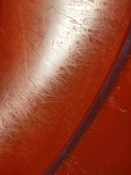 阳光在红色塑料桶中的倒影照片图片下载