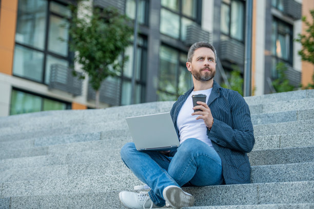 街头的自由职业者，横幅。户外使用电脑的自由职业者。自由职业者的照片。图片下载