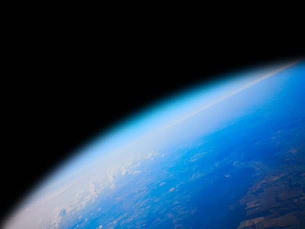 近太空高度拍摄的地球弯曲视角照片。图片下载
