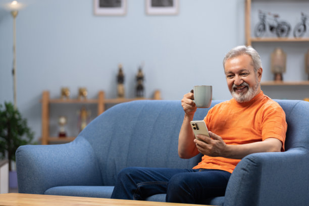 老年人在家中使用手机的照片图片下载