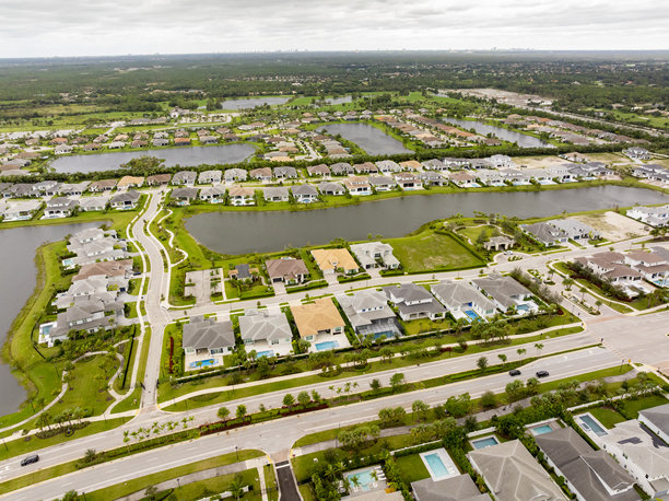 棕榈滩花园 Avenir 社区的无人机航拍照片，该社区在“弥尔顿”飓风中遭受龙卷风袭击图片下载