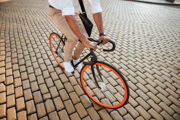 裁剪的年轻非洲英俊男子的照片图片下载