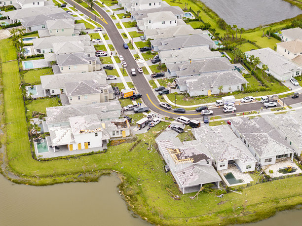 飓风米尔顿期间遭受龙卷风袭击的棕榈滩花园阿维尼尔社区的无人机航拍照片图片下载