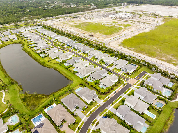 飓风米尔顿期间遭受龙卷风袭击的棕榈滩花园阿维尼尔社区的航拍无人机照片图片下载