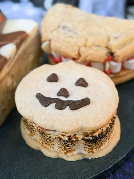 节日万圣节美食的图片 / 南瓜杰克南瓜灯蛋糕、带巧克力嘴巴的幽灵饼干和美味的饼干图片下载