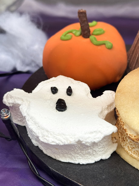 万圣节鬼形蛋糕和饼干的图片 / 带南瓜和巧克力的恐怖美食 / 有趣而节日的饼干图片下载