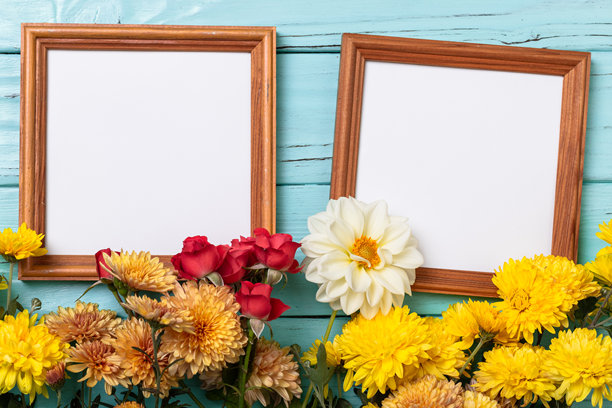 方形木框在木质青绿色墙面上留有空白供您放置照片，周围环绕着五彩缤纷的秋季花朵。图片下载