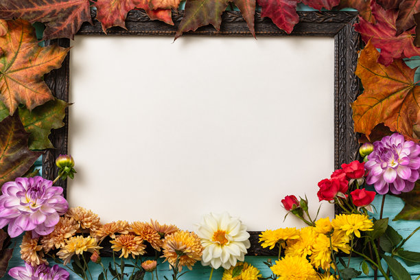 古董复古相框，留有空白供您放置图片，周围装饰着五彩斑斓的秋天枫叶和多色花朵图片下载