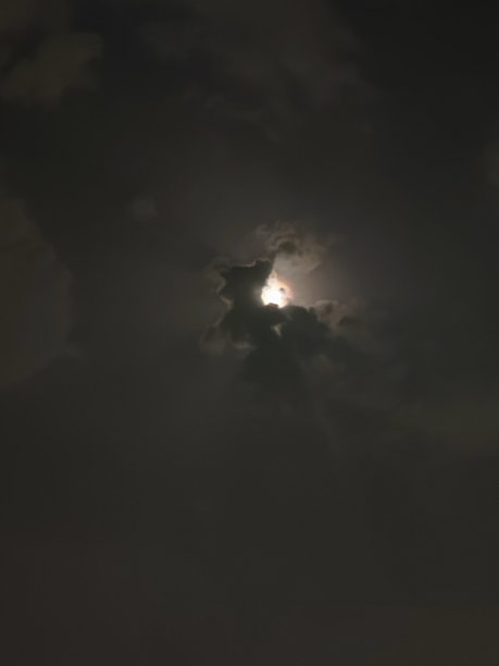 月亮透过云层的景象 - 股票照片图片下载