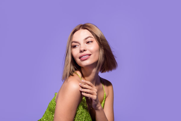 特写照片，迷人可爱的女性穿着时尚闪亮的亮片衣服，背景为紫色，留有空白空间。图片下载