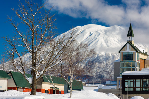 雪覆盖的羊蹄山高耸于北海道的日本滑雪度假小镇二世古之上图片下载