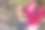 美丽的职业女性在户外长椅上工作时，打开水瓶的特写照片。图片下载