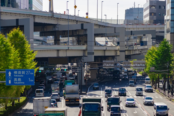 横滨秋季城市街道的交通拥堵远摄照片图片下载
