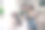 年轻夫妻在家中办公室与心理治疗师握手的第一人称视角照片图片下载