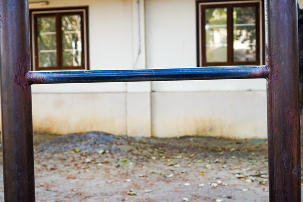 清迈，泰国乡村健身区的简单自制健身器材照片。图片下载