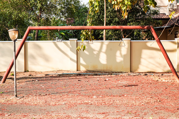 清迈，泰国乡村健身区的简单自制健身器材照片。图片下载