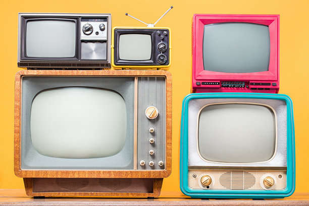 复古电视机前景与黄色背景。复古老式滤镜照片图片下载
