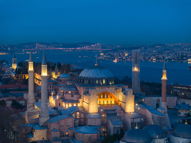 圣索非亚大教堂（阿亚索菲亚清真寺）和蓝色清真寺（苏丹艾哈迈德清真寺）在斋月期间的宣礼塔（马赫亚）无人机照片，伊斯坦布尔法提赫苏丹艾哈迈德广场，土耳其图片下载