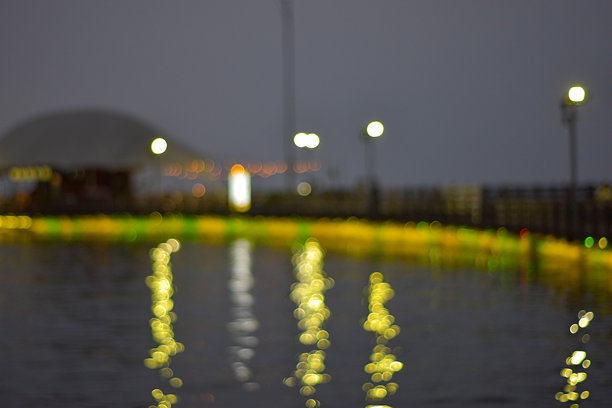 模糊的夜间装饰灯光照片，适合用作背景或壁纸图片下载
