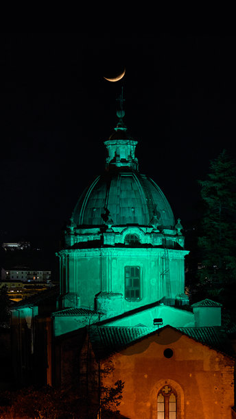 意大利科森扎圣母升天教堂顶部的月牙竖版照片图片下载