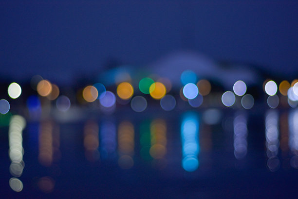 模糊的夜间装饰灯光照片，适合用作背景或壁纸图片下载