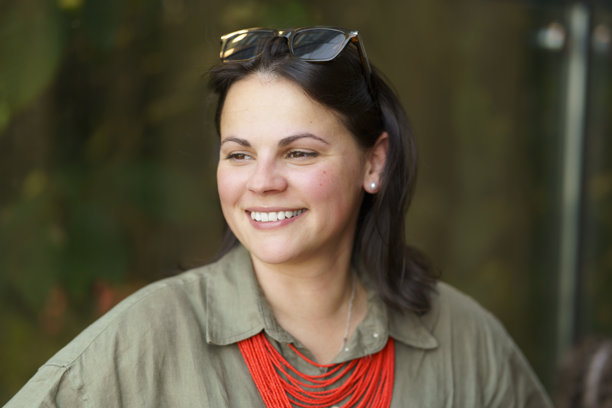 三十多岁的美丽深发欧洲女性穿着卡其色亚麻衬衫和珊瑚珠子，摆姿势拍摄肖像照片。自然女性美的概念。图片下载