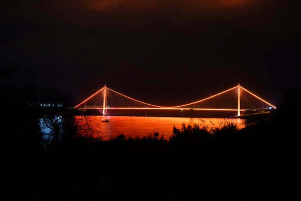 伊斯坦布尔的雅武兹·苏尔坦·塞利姆大桥。夜晚桥梁的正面照片，五光十色的灯光亮起。桥上的灯光映照在海面上，形成壮观的景象。图片下载