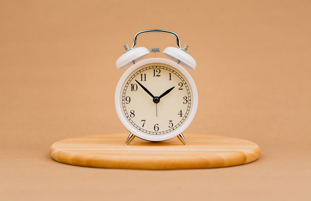 闹钟、重要的时间、对工作、约会、准时和生活开始很重要的手表照片。图片下载