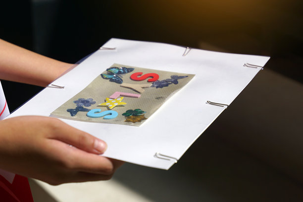 使用负片复制技术制作青印卡片或阳光照片的过程，利用光线使铁颗粒转变为铁，形成蓝色调的照片。图片下载