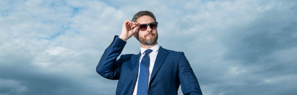 户外穿西装的职业男性。西装男士。西装男士的照片。西装男士。图片下载