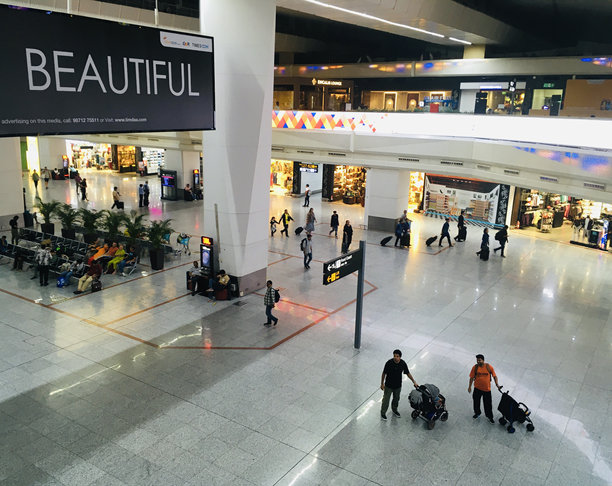 印度新德里英迪拉·甘地国际机场3号航站楼国内出发大厅区域，2024年9月30日 - 股票图片图片下载