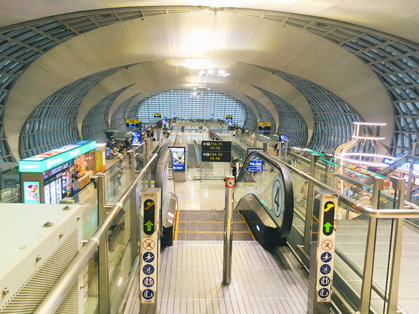 曼谷素万那普国际机场出发大厅，泰国首都，2024年10月18日 - 股票图片图片下载