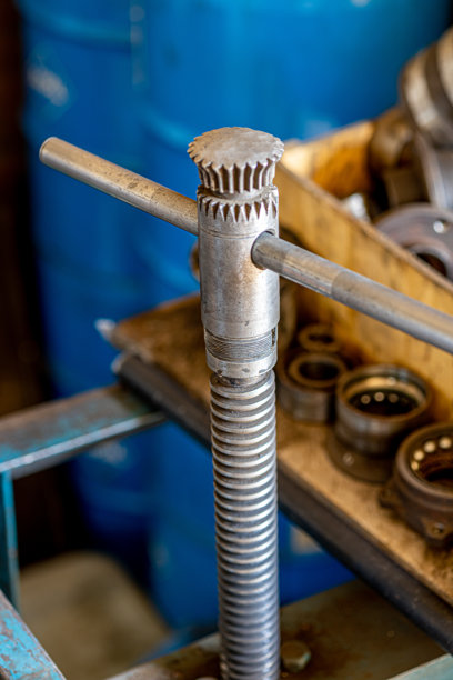 每个男人车库里各种必要工具和零件的特写照片。汽车检查和汽车服务店的概念。各种工具，尤其是扳手。图片下载