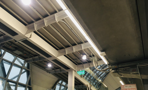 素露混凝土屋顶与服务在泰国首都曼谷的素万那普国际机场，拍摄于2024年10月18日 - 股票图片图片下载