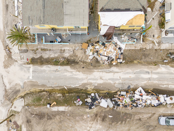 2024年佛罗里达州圣彼得堡海滩飓风米尔顿后的影像素材图片下载