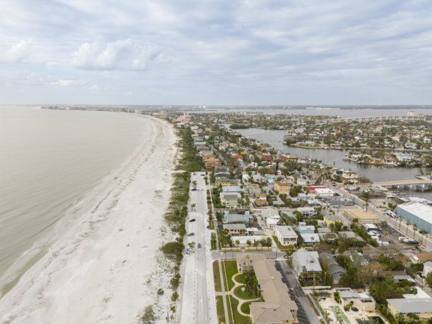 2024年米尔顿飓风后圣彼得海滩的航拍库存图片图片下载