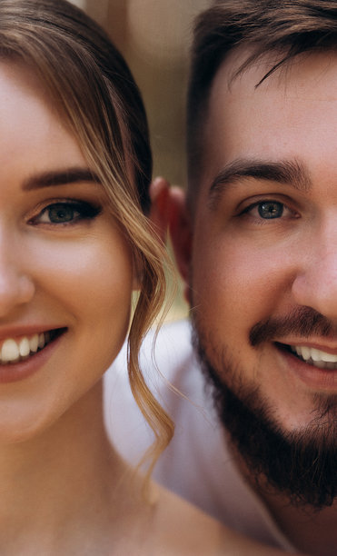 新郎新娘的婚礼肖像，展现美丽的面部特征，半侧脸照片，充满爱与幸福。图片下载