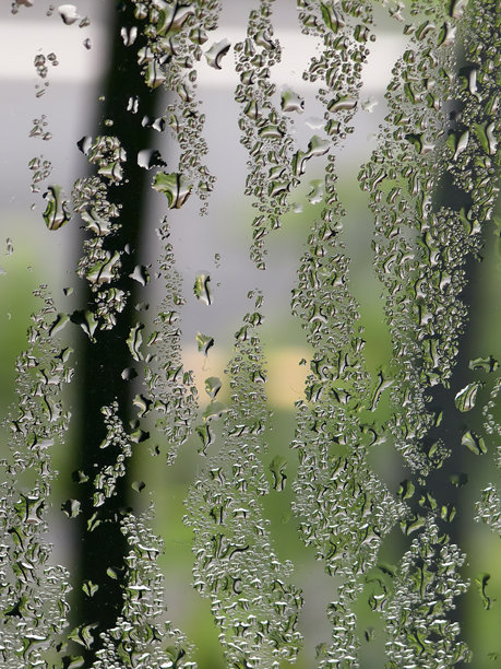 Vivo x100s Pro拍摄的玻璃上水珠的特写照片图片下载