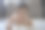 一张可爱的婴儿躺在床上的照片图片下载