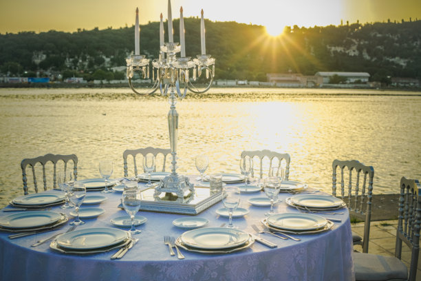 壮观的邀请桌与日落相结合的照片。海边布置的邀请桌。图片下载