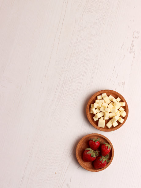 巧克力碎片、草莓、核桃、奶酪的甜点小吃食材照片，厨房用品摆设图片下载