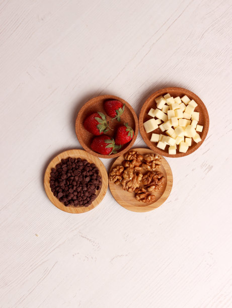 巧克力碎片、草莓、核桃、奶酪的甜点小吃食材照片，厨房用品摆设图片下载
