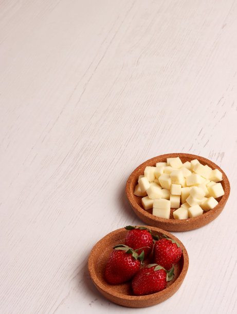 巧克力碎片、草莓、核桃、奶酪的甜点小吃食材照片，厨房用品设置图片下载