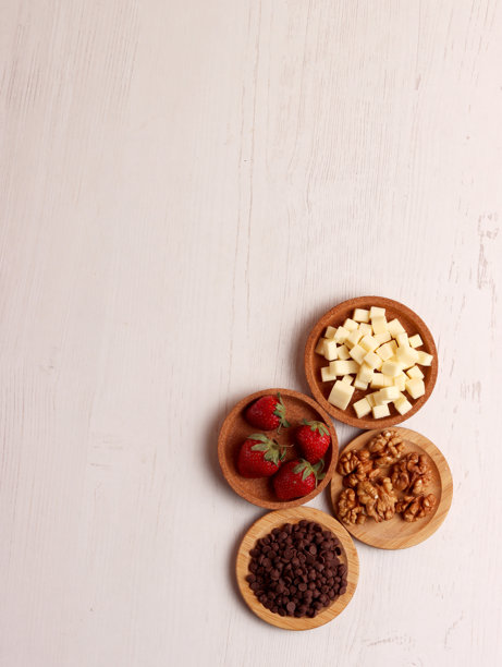 巧克力碎片、草莓、核桃、奶酪的甜点小吃食材照片，厨房用品摆设图片下载