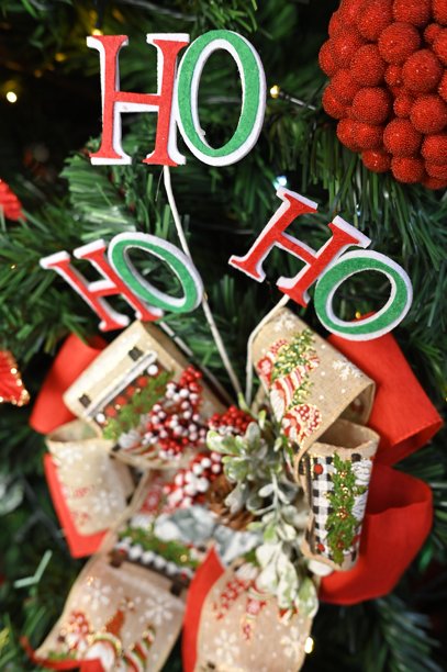 圣诞装饰布置，圣诞老人，鲜花，雪，礼物，模糊区域，节日礼物图片图片下载