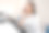 友好的年轻女医生、护士、接待专员穿着白色工作服，坐在办公室里，打电话，与客户交谈，安排预约。图片下载